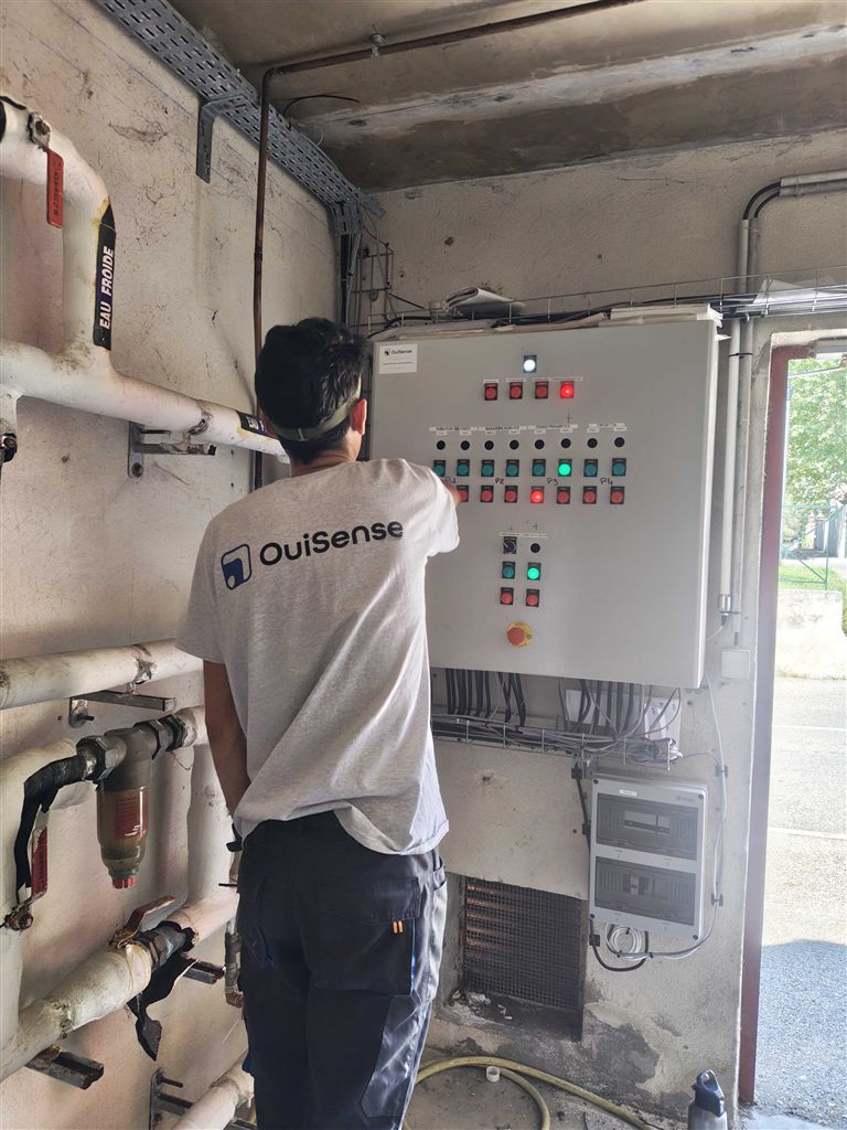 Technicien OuiSense intervenant sur une armoire électrique de GTB